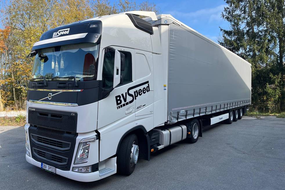 Bílý nákladní vůz Volvo firmy BV Speed s.r.o.